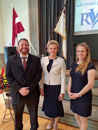 Alexander Kalniņš, die Schuleiterin des Staatlichen Deutschen Gymnasiums in Riga, Gundega Muceniece, und Corinna Dickmann bei der Jubiläumsfeier in der großen Schulaula unserer Partnerschule in Riga.